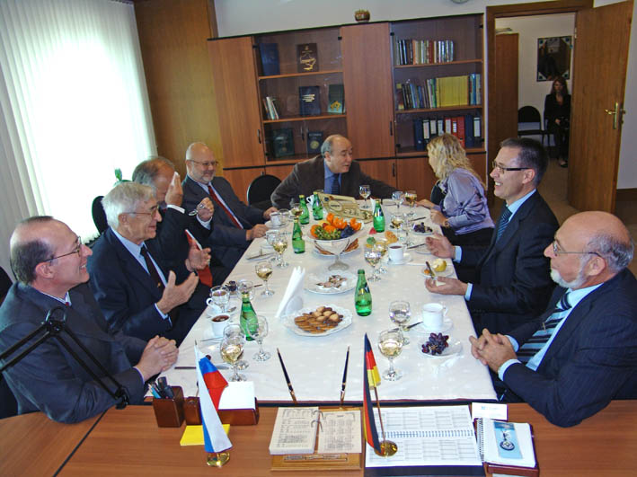Встреча делегаций Российской академии наук и компании Ланксесс (JPG, 100 Kб)