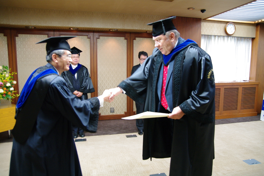 Вручение академику Фортову В.Е. Почетного Диплома Осакского Университета (JPG, 503 Kб)