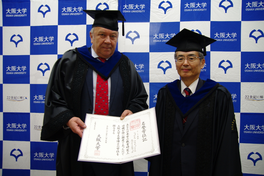 Президент РАН академик Фортов В.Е. (слева), Президент Осакского Университета профессор Тошио Хирано (JPG, 477 Kб)