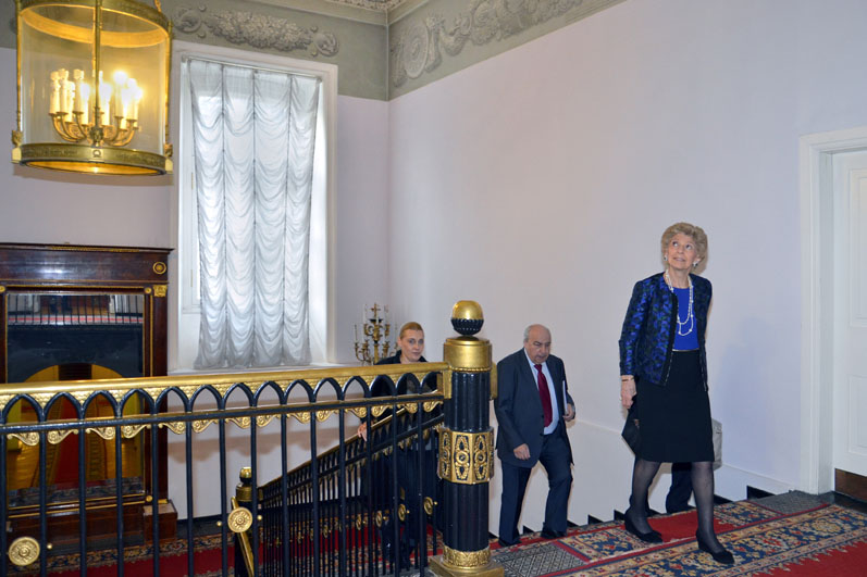 На парадной лестнице здания Президиума РАН, котор...
