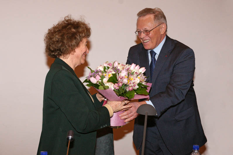 Президент РАН вручает цветы генеральному админист...