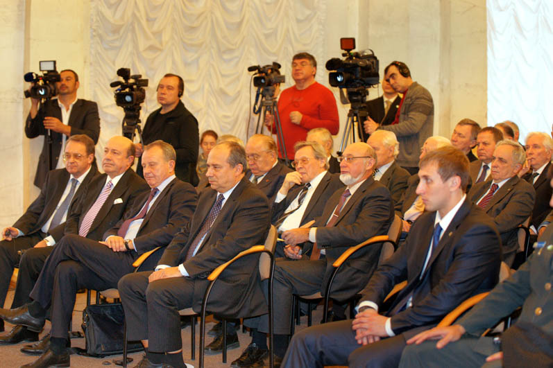 На церемонии присутствуют вице-президенты РАН, чл...