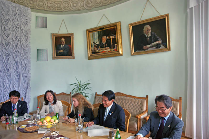 Японская делегация в рабочем кабинете президента ...