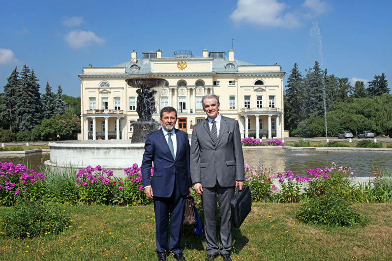Сербская делегация на фоне здания Президиума РАН