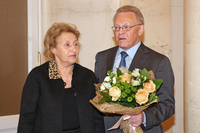 Академик Ю.С. Осипов вручает цветы супруге профес...