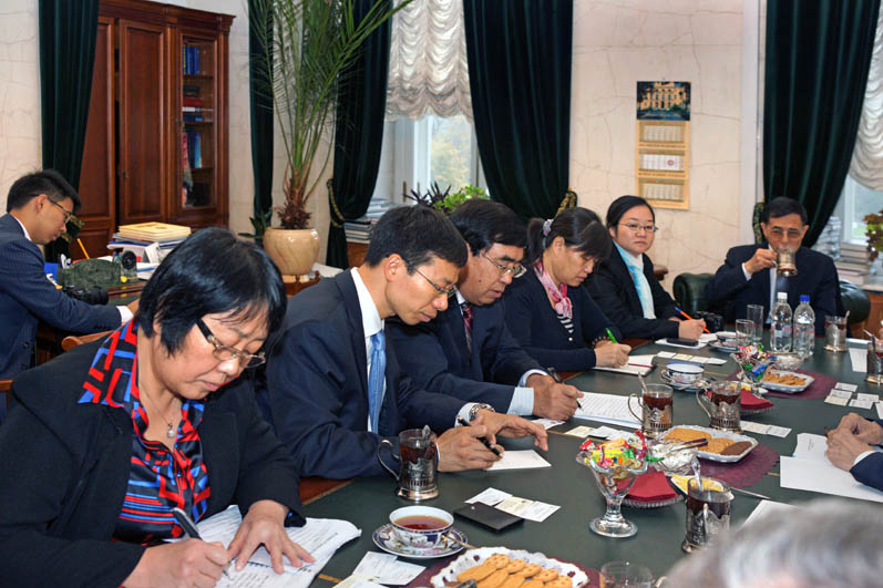 Члены китайской делегации за столом переговоров