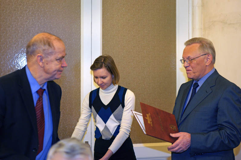 Академик Ю.С.Осипов вручает дипломы лауреатам пре...