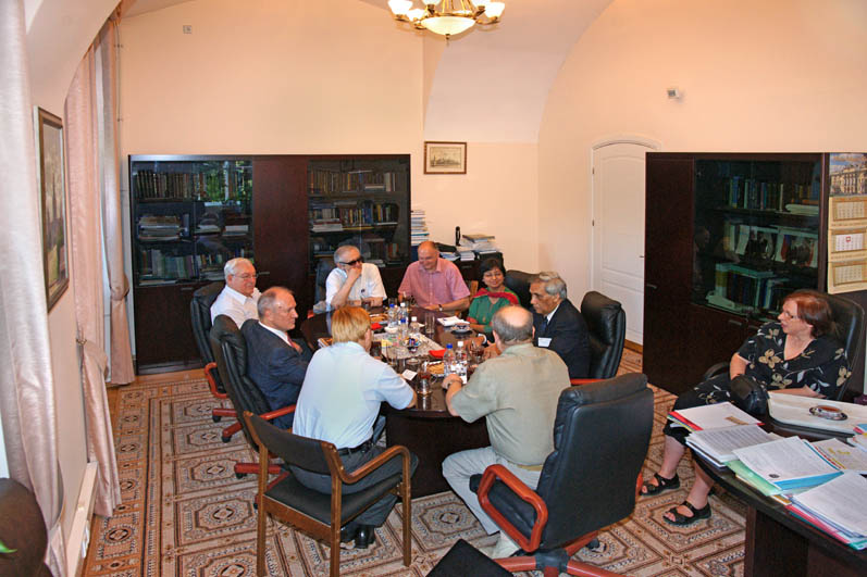 Встреча проходила в рабочем кабинете академика В....
