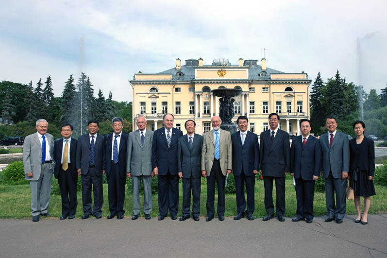 Китайская делегация перед зданием Президиума РАН
