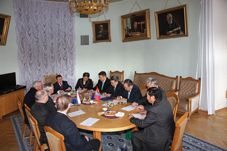 Встреча делегаций в рабочем кабинете президента Р...