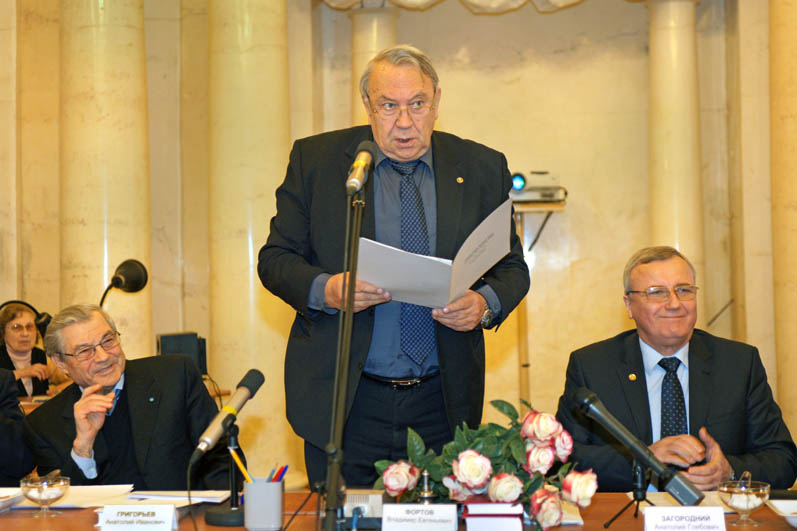 Академик В.Е.Фортов открывает заседание Президиум...