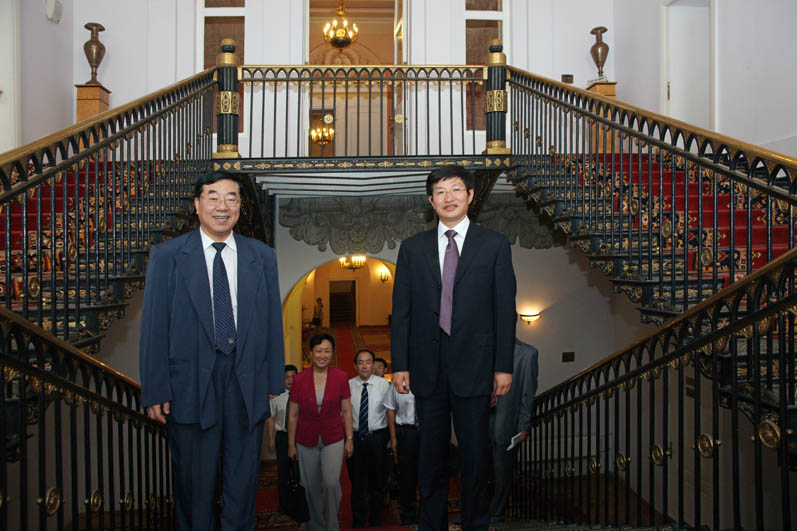 Китайская делегация на парадной лестнице главного...