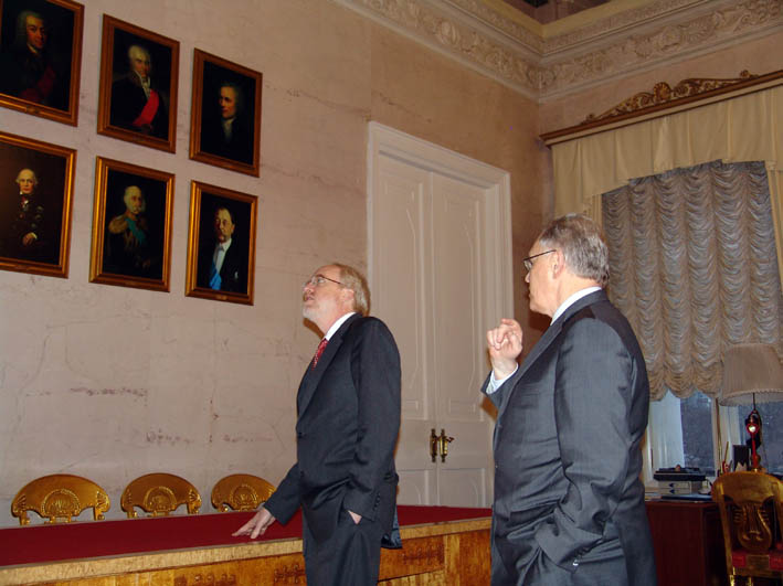 Президент РАН показывает г-ну Послу портретную га...