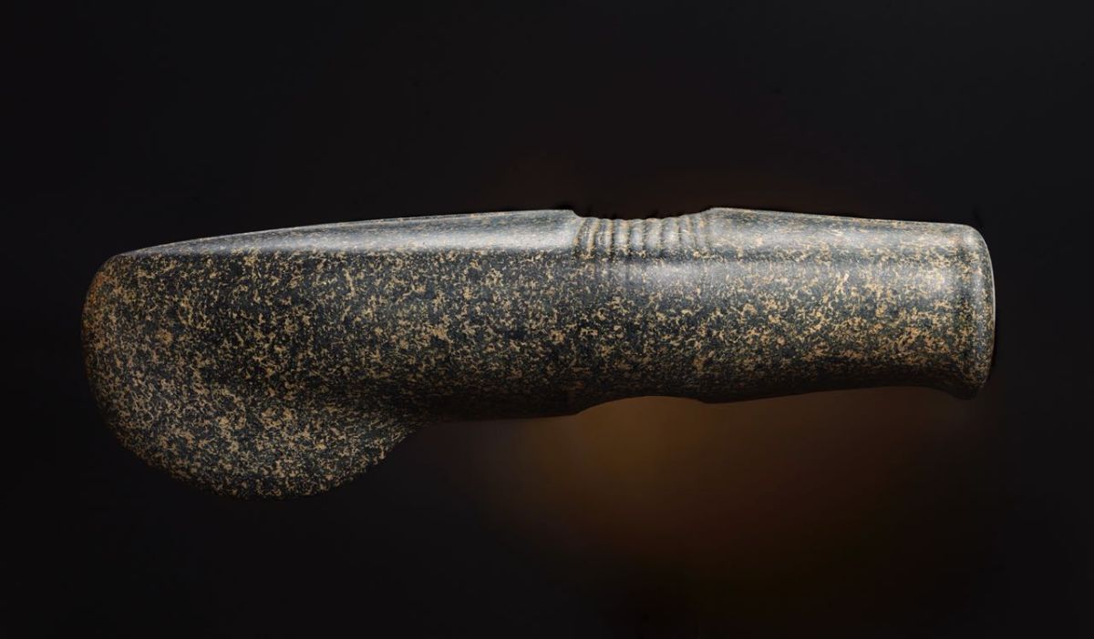 Боевой длиннолопастный каменный топор из некрополя на Истре (jpg, 75 Kб)