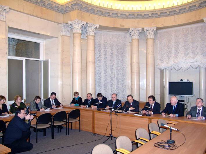 Участники пресс-конференции в зале Президиума РАН (JPG, 96 Kб)