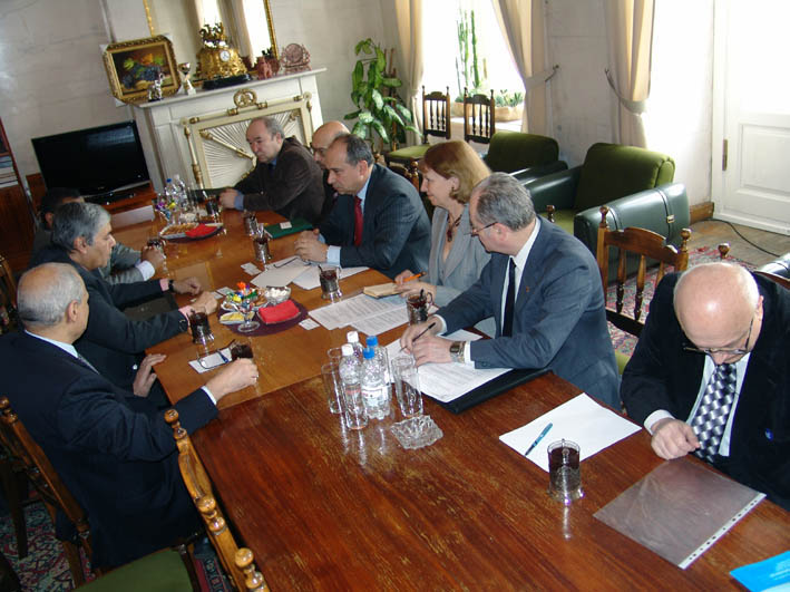 Переговоры проходили в кабинете вице-президента РАН академика А.Д.Некипелова (JPG, 105 Kб)