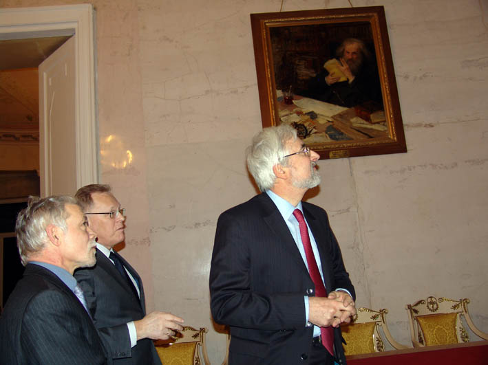 Г-н де Глиниасти осматривает картины на стенах приемной президента РАН, академик Ю.С. Осипов дает пояснения