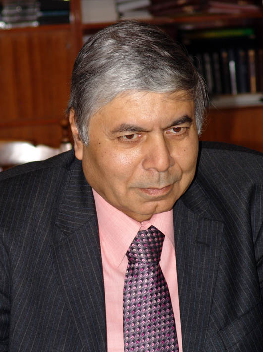Президент Академии наук, исследований и технологий Египта профессор Мохаммед Тарек Хусейн (JPG, 82 Kб)