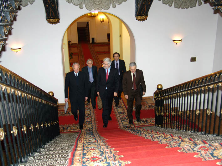 Французская делегация на парадной лестнице главного корпуса Президиума РАН